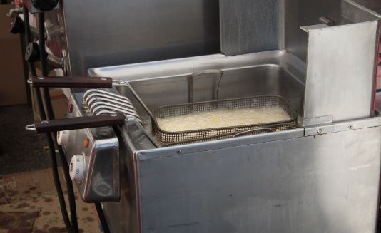 Frites shop owner throws hot frying fat at robbers