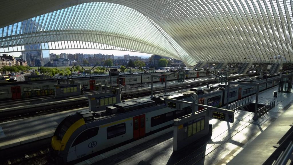 Loose wagon causes train to derail in Liège station