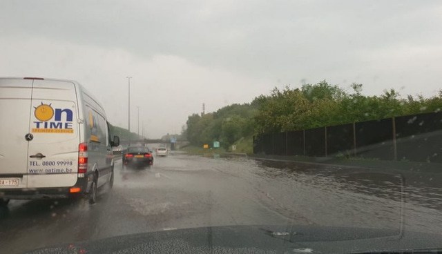 Heavy rainfall sparks traffic chaos in Flanders