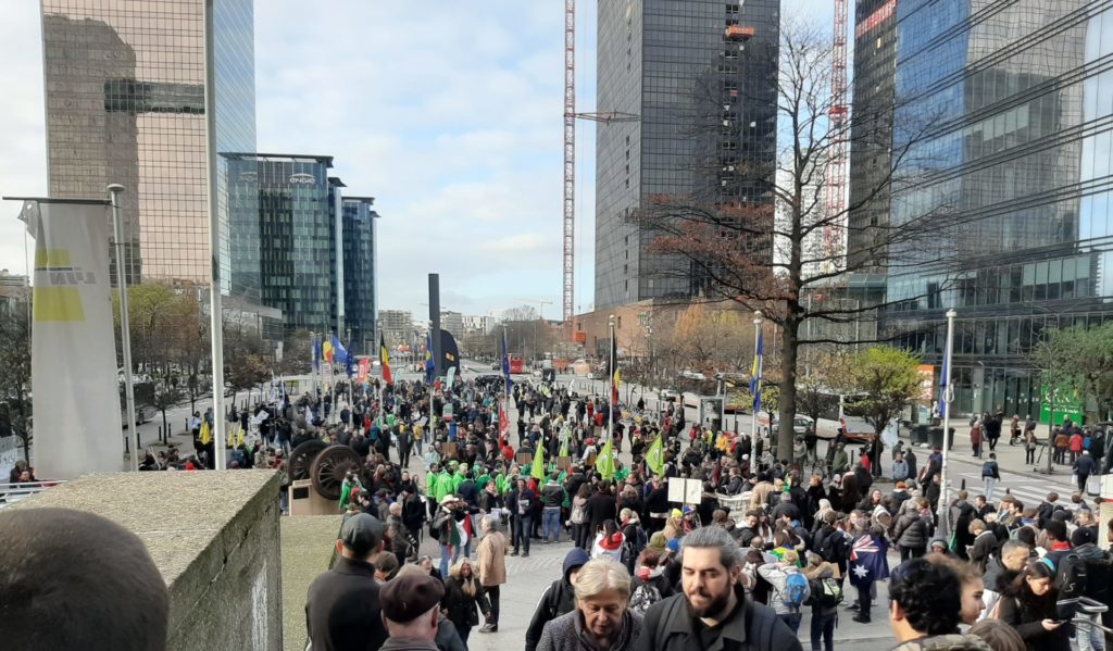 Hundreds march through Brussels protesting climate change (Photos)