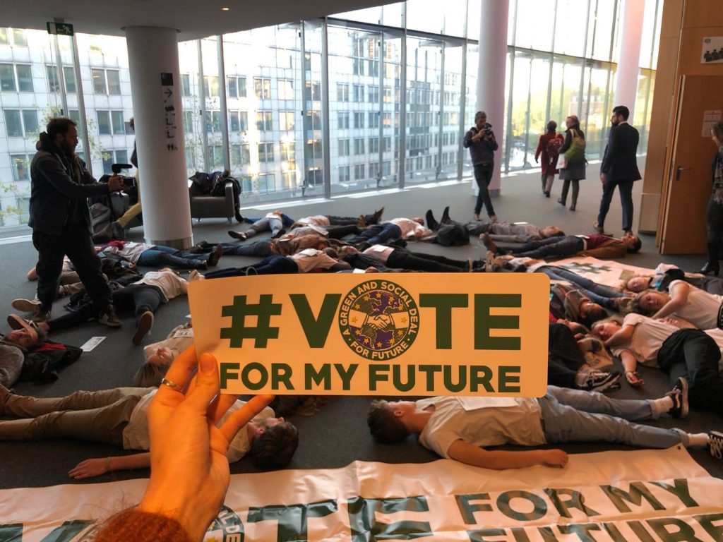 Youth activists stage 'die-in' at European Commission