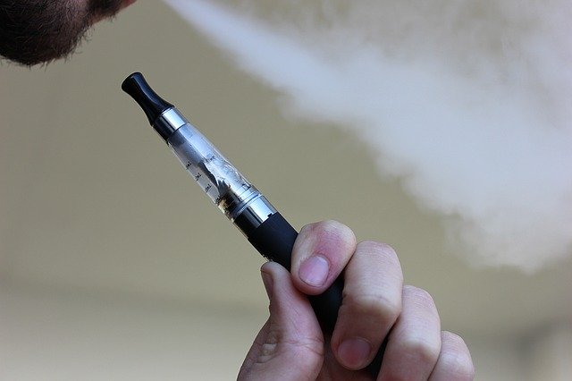 Doctors suspect teen is first Belgian to die from e-cigarette use