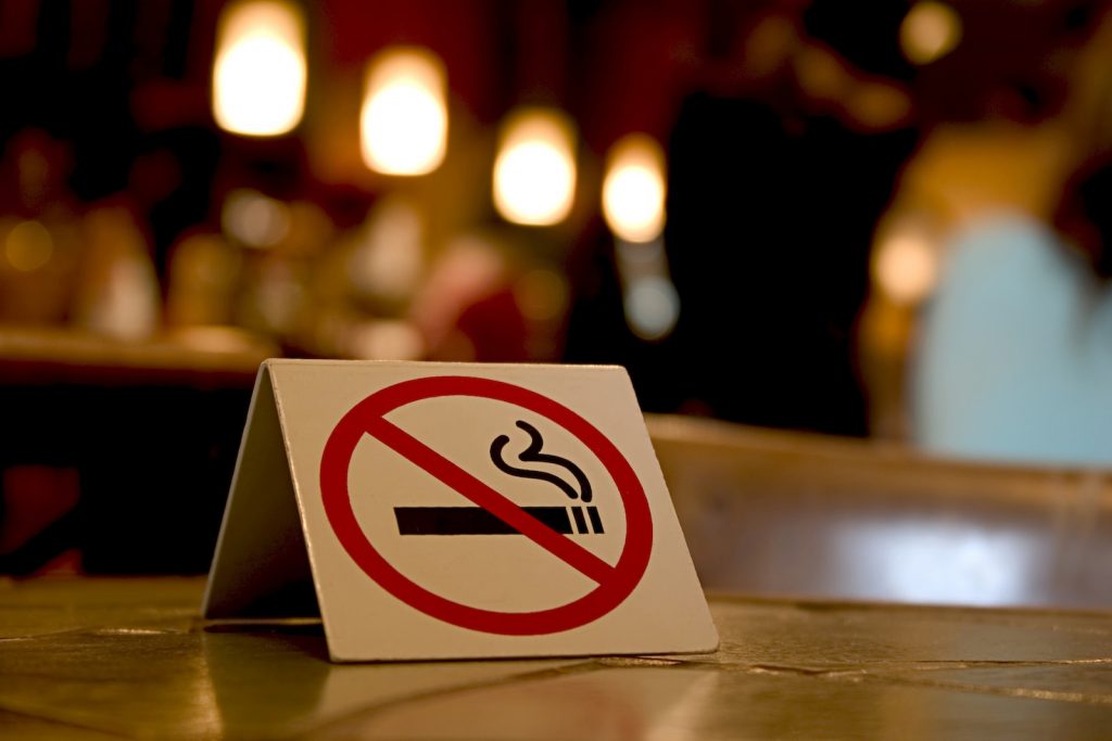 Over 90% of indoor smoking ban violations in Brussels cafés remain unpunished