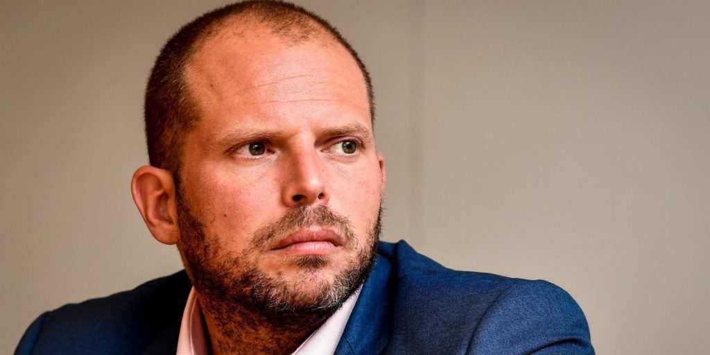 Belgian MP Theo Francken embarrassed by public urination video