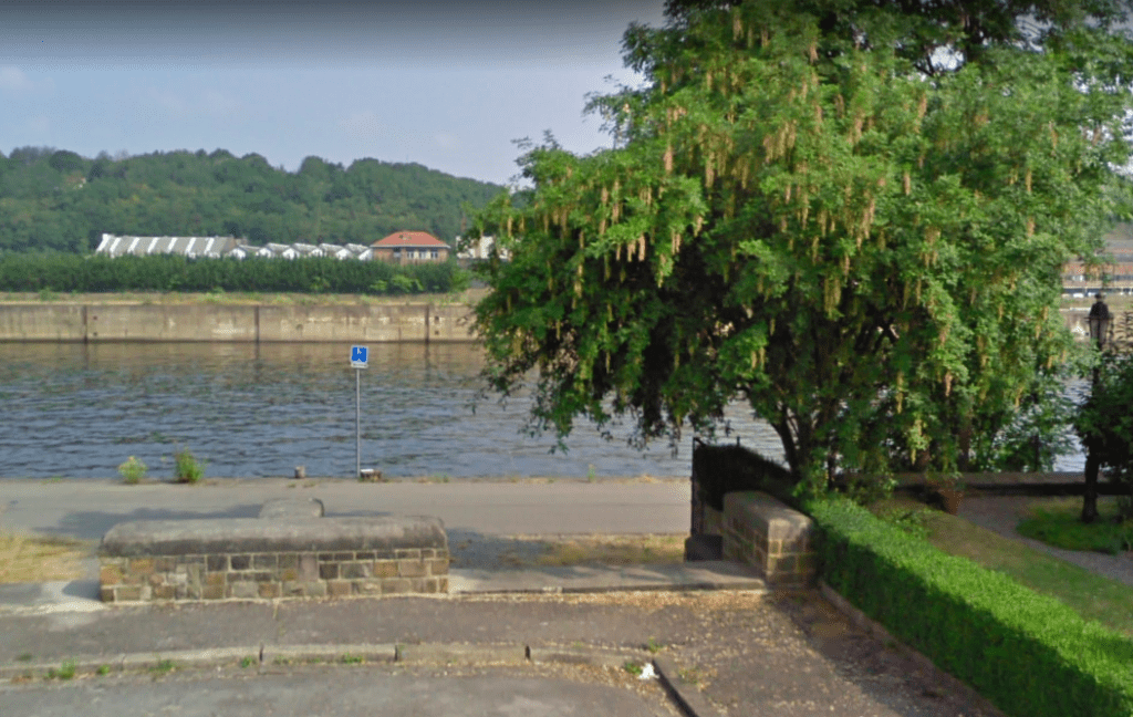 Woman and 3-year-old child hospitalised after fall into river Meuse