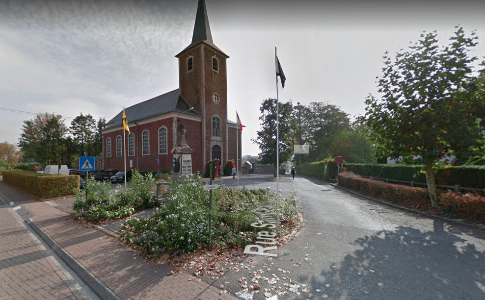 Churchgoers rescue boy dangling from ceiling during Christmas concert