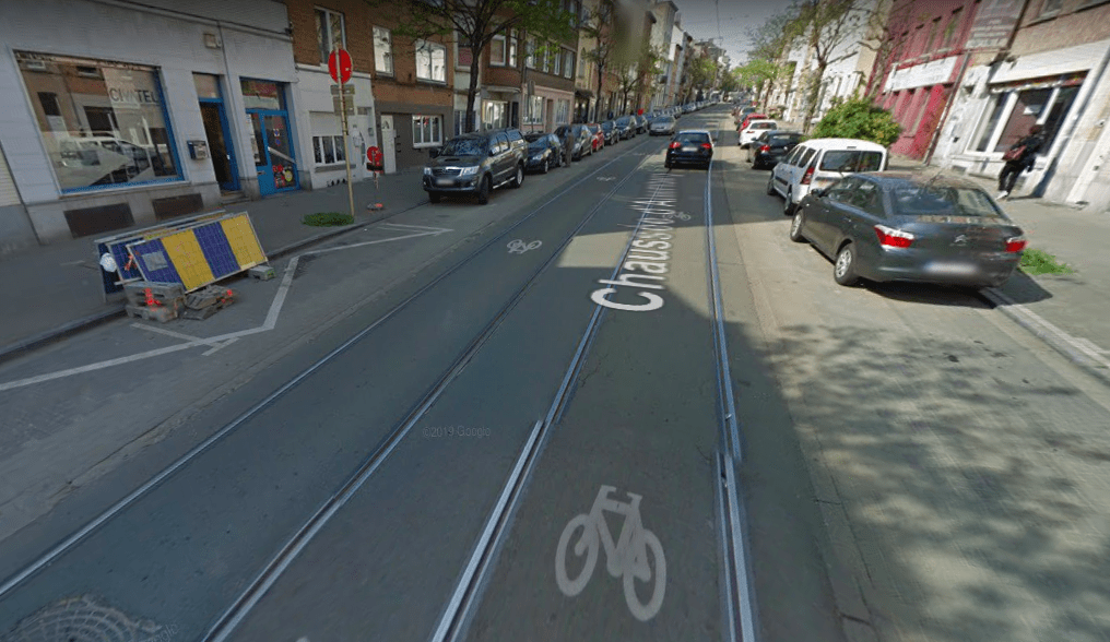 Road collapse brings traffic to a halt in southern Brussels