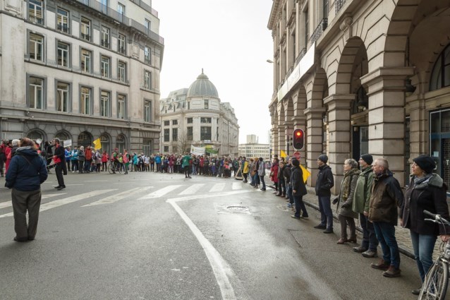 2,400 people take part in human chain for the climate