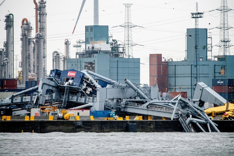 Unmoored container ship collides with crane in Antwerp port causing extensive damage