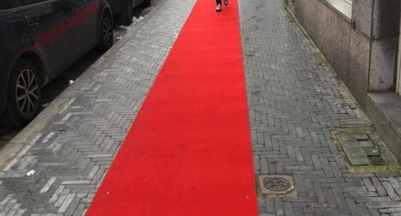 Molenbeek residents find a 2 km red carpet placed on pavements