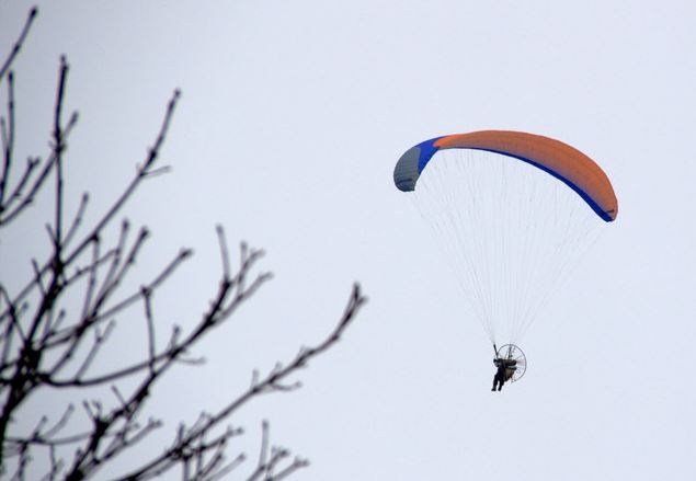 Police searching for missing paraglider who possibly crashed into woods in Flemish Brabant
