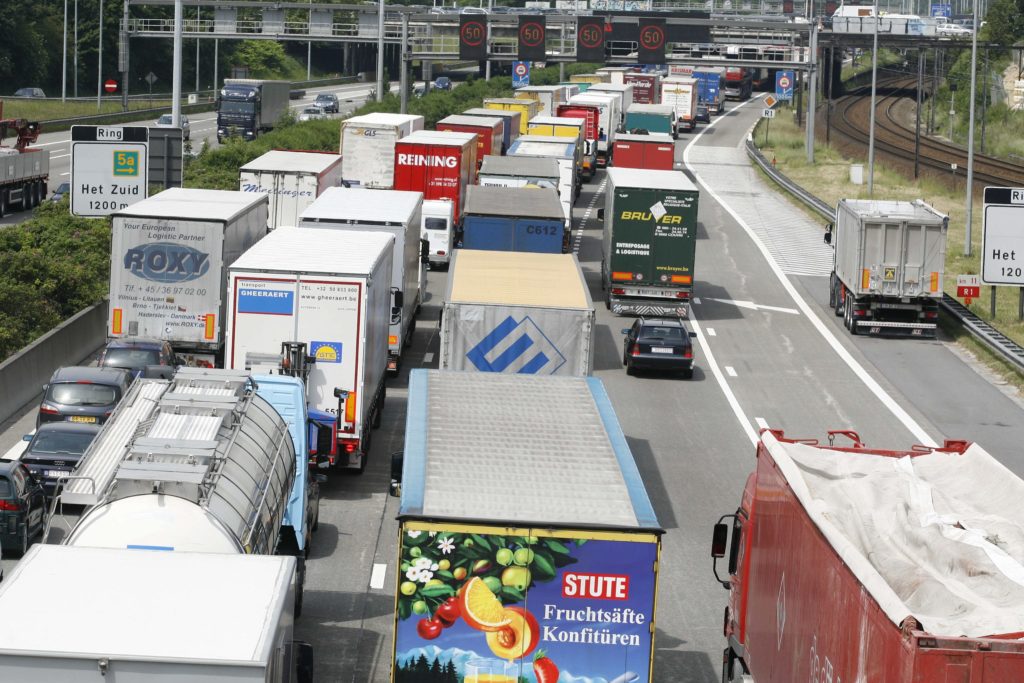 E313 motorway to Antwerp completely blocked after truck accident