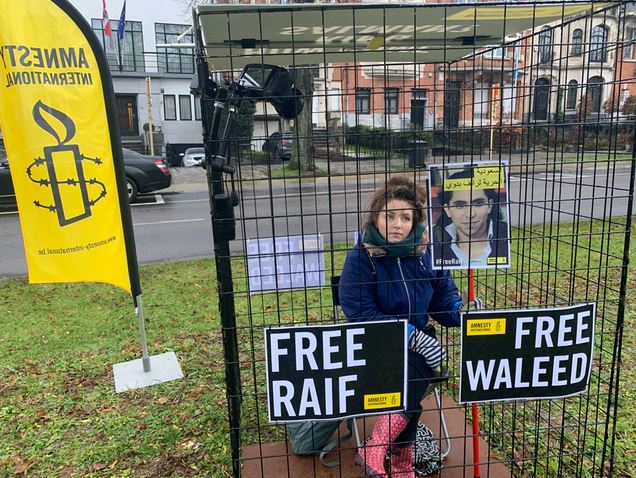 Amnesty put Belgian MPs into cages outside Saudi Embassy