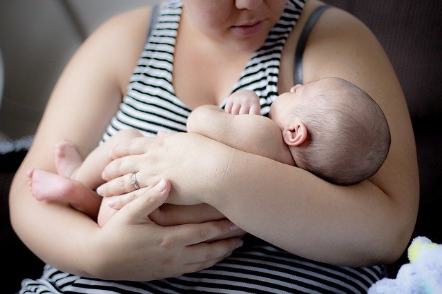 Woman kicked out of Aalst café for breastfeeding baby