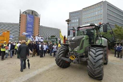 100 tractors protest against EU budget cuts at Cinquantenaire on Thursday