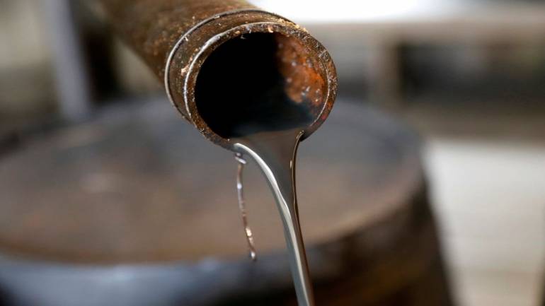 Crude oil jumps 4% following initial price drop