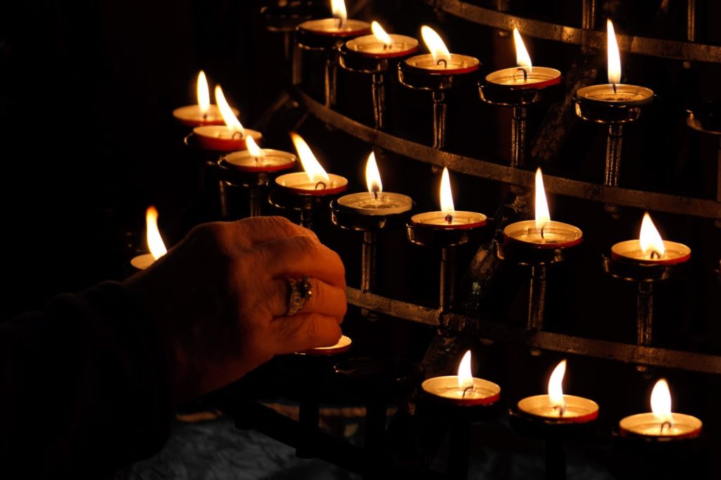 Belgian priest lights lockdown candles for e-pilgrims