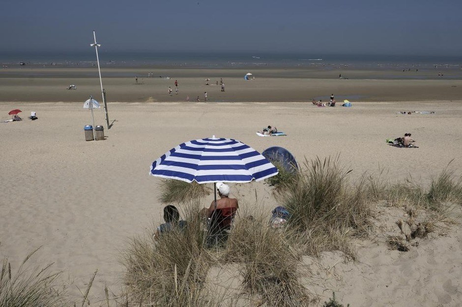 Beach passes and good manners: Belgian beach towns prepare for summer amid lockdown