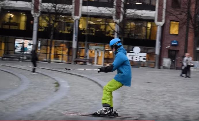Video: Brothers ski through Leuven as ski resorts are closed