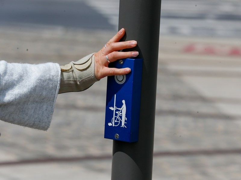 Push traffic light buttons with your elbow, says Mobility Minister
