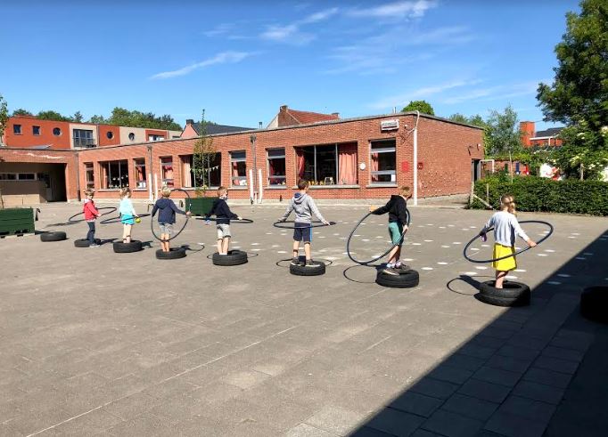 Flemish school gives children hoops for social distance