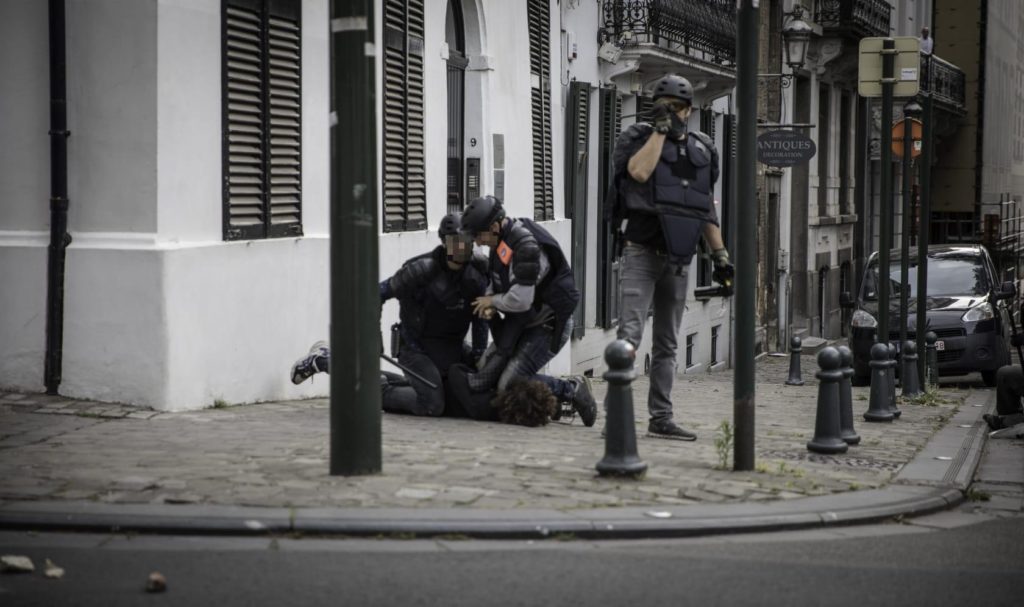 Probe launched after Brussels cop seen kneeling on teen's neck