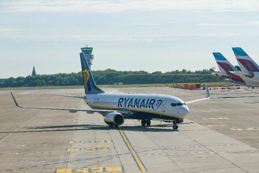 Ryanair extends free rebooking by another month
