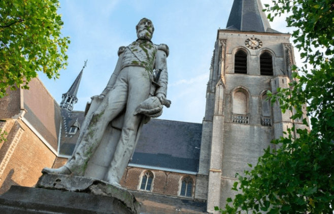Leopold II statue set on fire in Antwerp