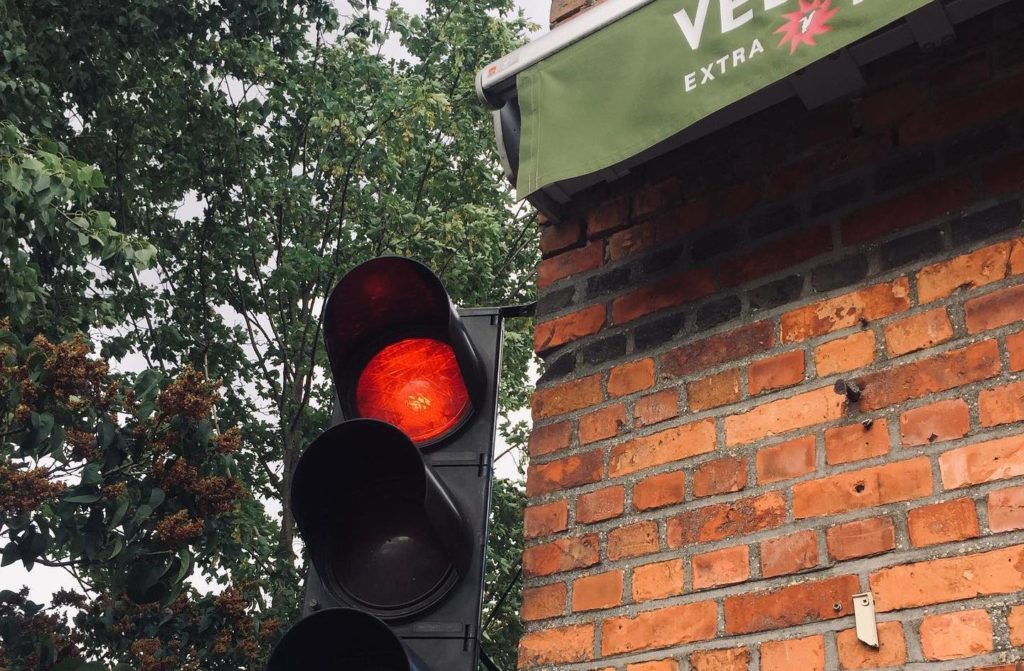 Antwerp café uses traffic light to show if there is space to social distance