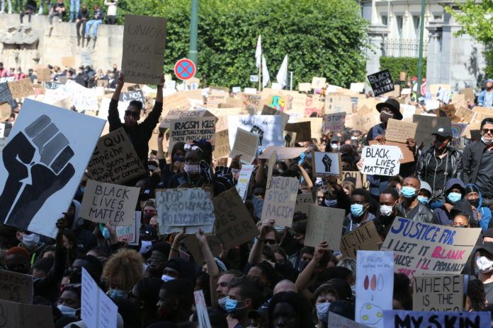 Police block protesters in Paris