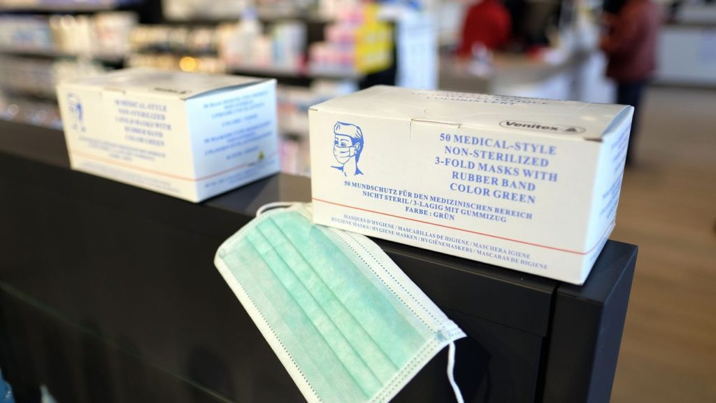 Belgian pharmacies start free face mask distribution