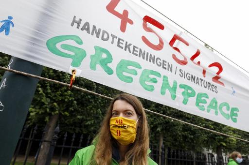 Greenpeace rolls out 32m banner in the centre of Brussels