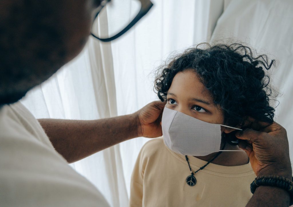 Large families should wear face masks indoors, Brussels doctors argue