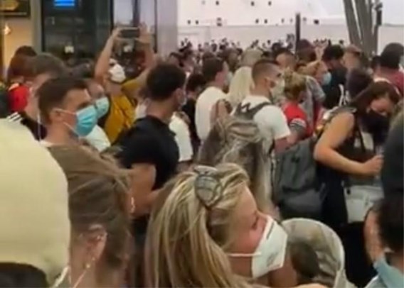 Police step in as day-trippers crowd Ostend train station