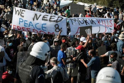 Greece: Police, migrants clash in Lesbos