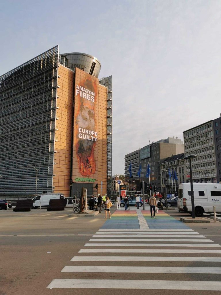 Greenpeace hangs banner on Commission headquarters: 'Amazon fires - Europe guilty'