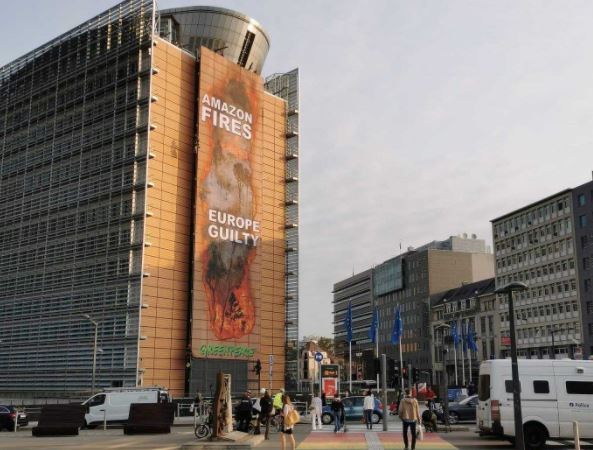 Brussels Fire Brigade called to Greenpeace's flame banner
