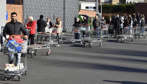 Supermarkets call on customers to shop alone