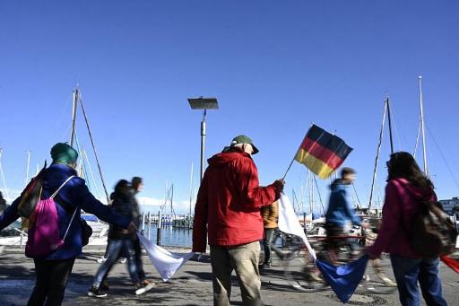 Anti-mask campaigners form human chain at Swiss-German border
