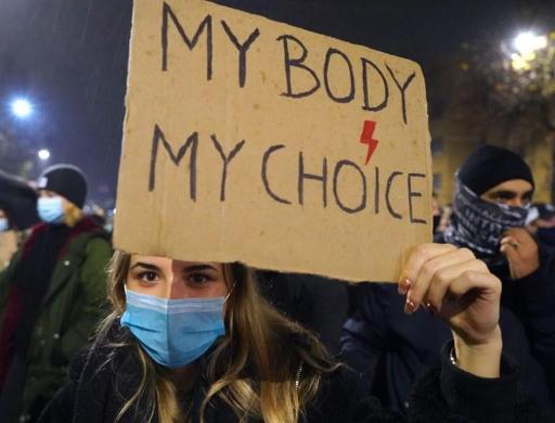 Poland: Thousands protest against tougher abortion laws