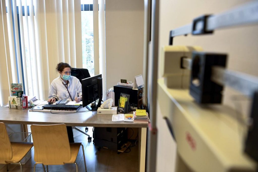 Doctors can breach professional secrecy if a patient won’t quarantine