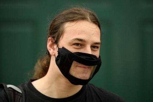 Anderlecht makes transparent face masks for deaf residents