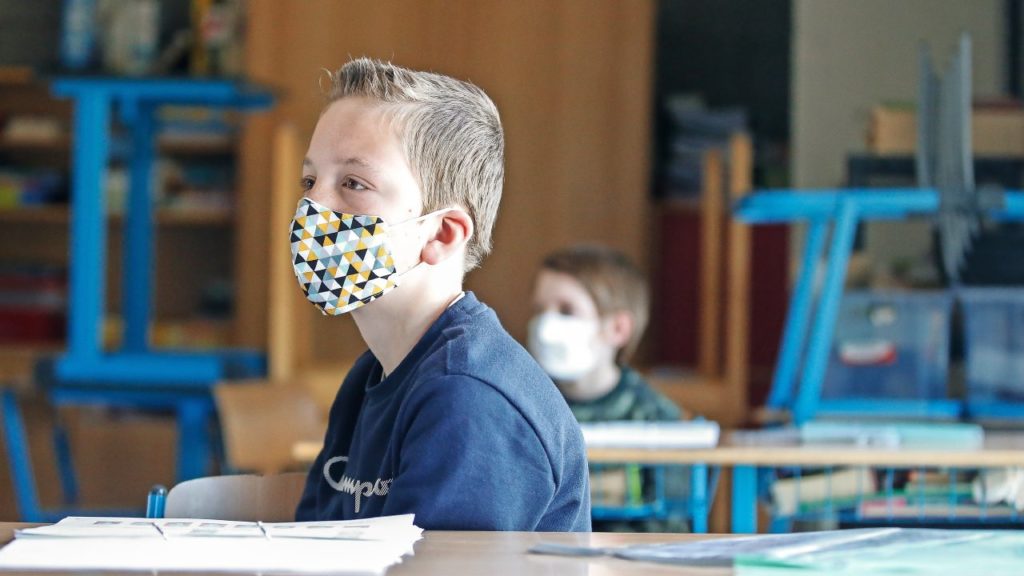 'Leave little children alone': protest against face masks from age of 6 at school gate
