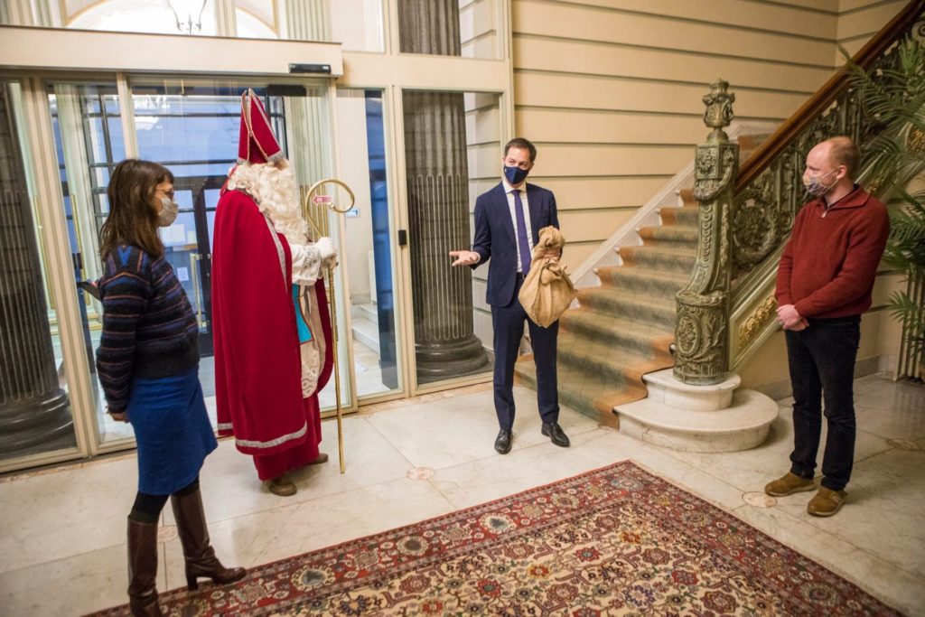 Saint-Nicholas delivers kids' 'pro-climate letters' to Belgian PM
