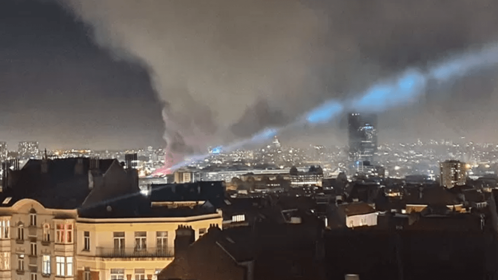100 people evacuated on Christmas Eve after warehouse catches fire in Anderlecht