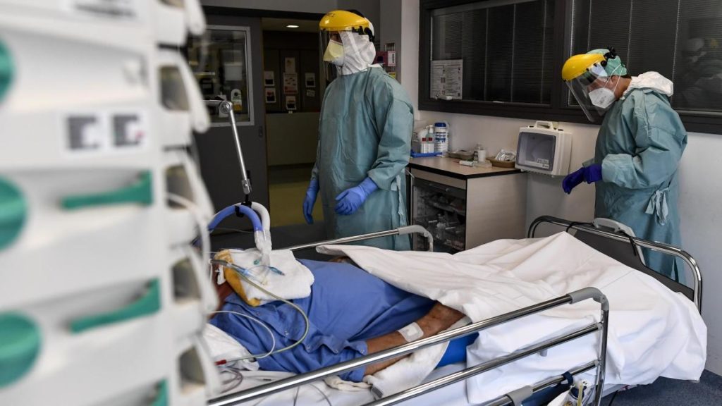 Coronavirus: patients in hospital drop below 4,000 again