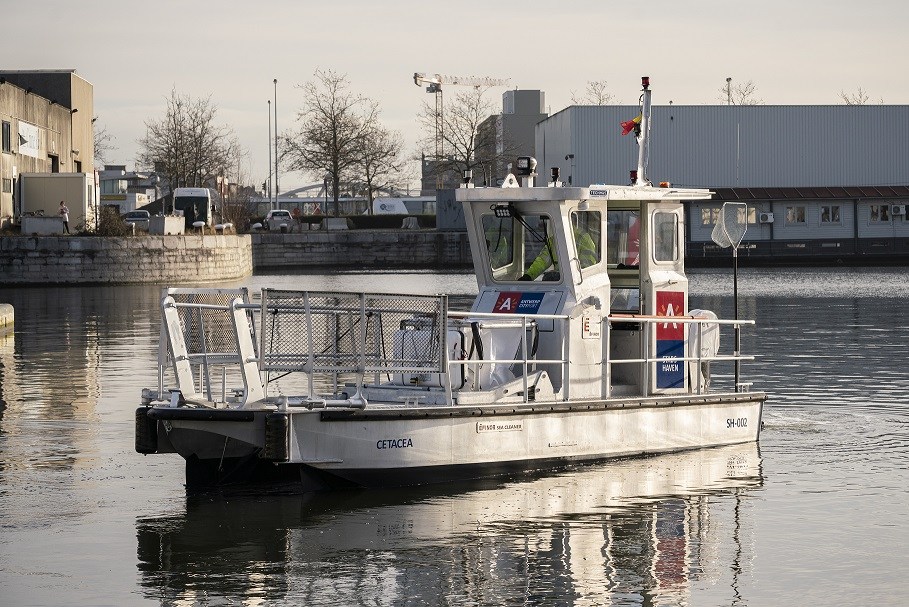 Two new river vessels work to keep Antwerp waters clean