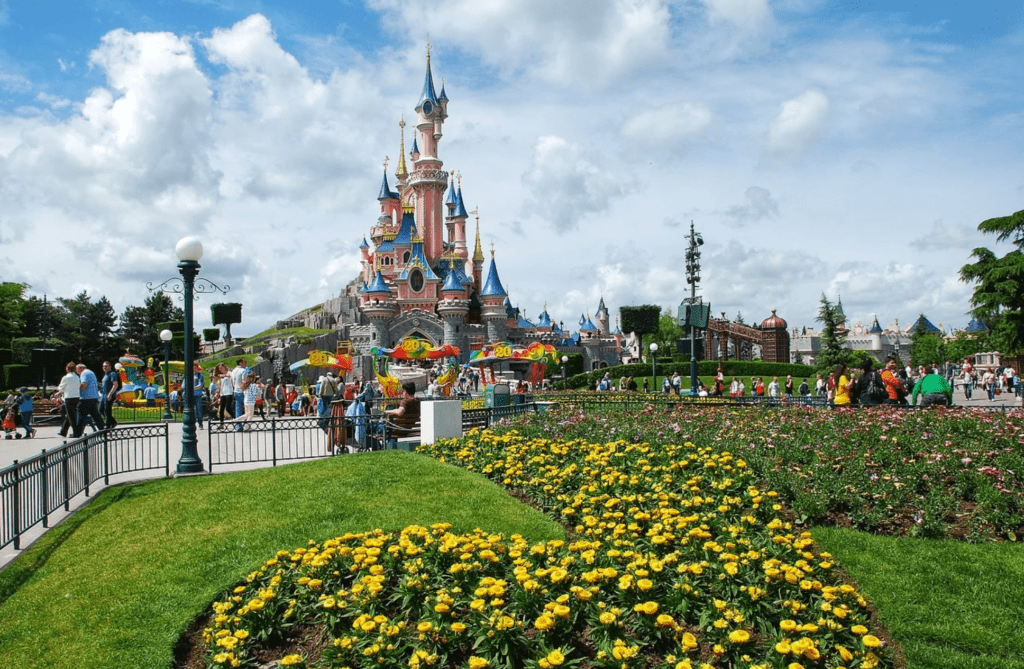 Disneyland Paris pushes reopening date back
