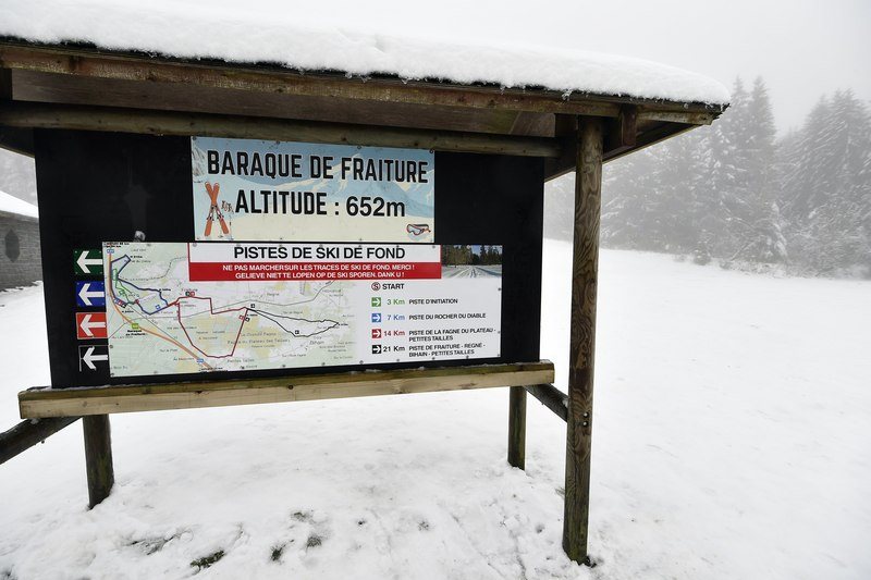 Tourists flock to Belgian peak despite restrictions