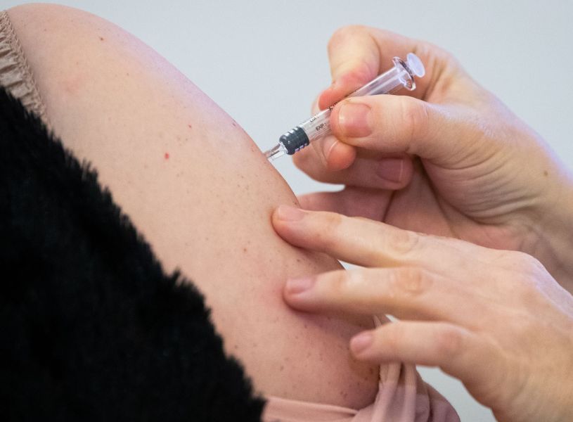 Vaccinations among hospital staff start in Belgium